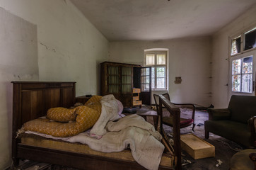 bett in alten haus