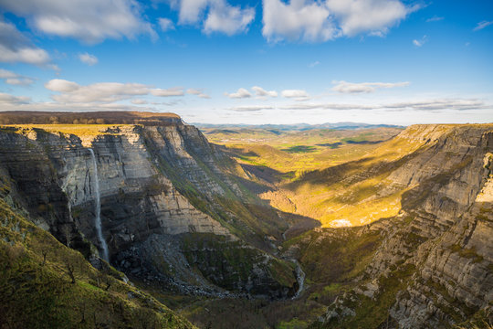 Nacimiento del r&iacute;o Nervi&oacute;n, cascada en el Monte Santiago, y alrededores
