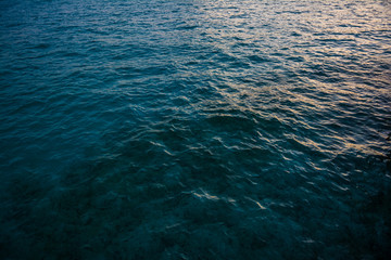 Meer Wellen im Sonnenaufgang 