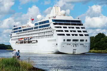 Kreuzfahrtschiff passiert den Nord-Ostsee-Kanal in Höhe Rendsburg, Schleswig-Holstein 