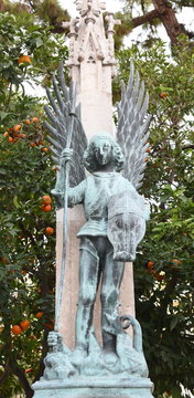 Bronzestatue mit Fl&uuml;geln auf der Gartenmauer des Palacio de la Generalitat
