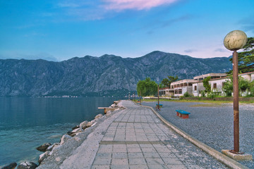 Obraz premium Embankment overlooking the mountains at sunset
