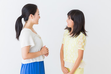 リラックスする親子