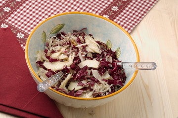 insalata di radicchio, noci, pere e parmigiano in scaglie