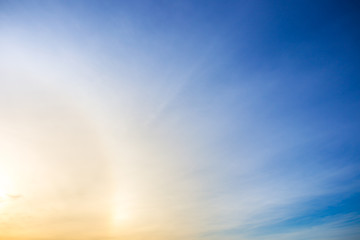 Obraz premium Beautiful circle sun lighting on the sky during the morning background.