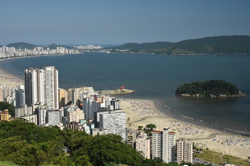 Obraz premium Paraglading in the mountain close to the beach and city