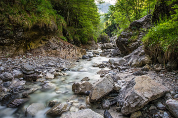 Naklejka na ściany i meble Ein Bach fließt durch ein enges Tal in Tirol ( Österreich )