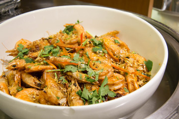  Fried shrimp with pepper and garlic