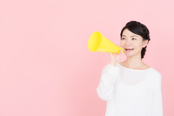 メガホンを持つ若い女性