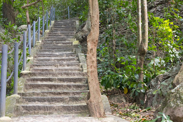 Climb the mountain stairs to Hot Springs National Forest Park in Hainan Qixianling