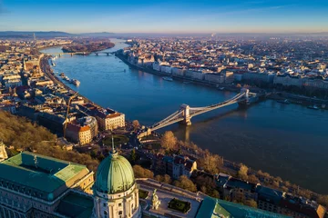 Photo sur Plexiglas Széchenyi lánchíd Budapest, Hungary - Aerial skyline view of Budapest with Buda Castle Royal Palace, Szechenyi Chain Bridge and Margaret Island early in the morning with clear blue sky
