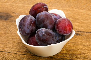 Plums in the bowl