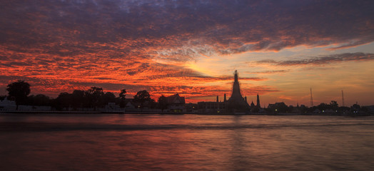 BANGKOK, THAILAND - NOV 07, 2016 - Sunset on Wat Arun temple (Temple of Dawn) locally known as Wat Chaeng, is situated on the west (Thonburi) bank of the Chao Phraya River Read