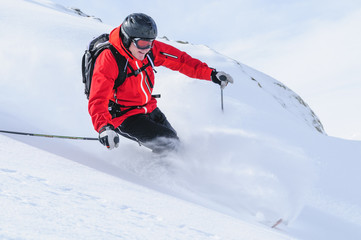 Fototapeta na wymiar Freeriding im Pulverschnee - Hochgefühl für Skifahrer