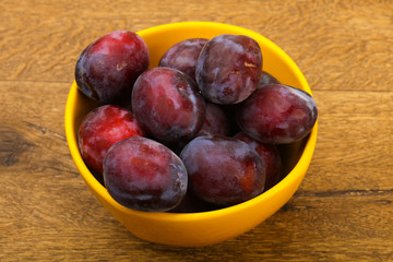 Plums in the bowl