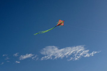 drachen vor blauen himmel