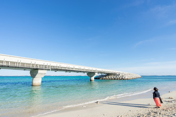 伊良部島のビーチから見る伊良部大橋の景色