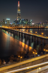 Fototapeta premium Wieża Lotte w nocy