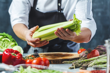 Chefkoch in der Küche mit Frischem Gemüse(sellerie)