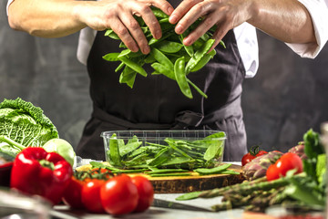 Chefkoch in der Küche mit Frischem Gemüse(Zuckererbsen)