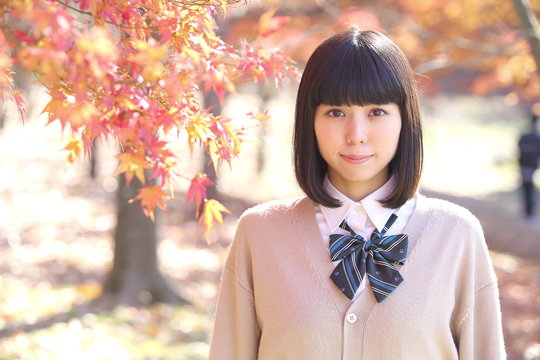 紅葉バックの高校生