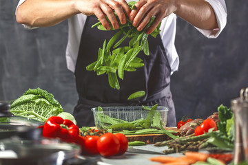 Chefkoch in der Küche mit Frischem Gemüse(Zuckererbsen)