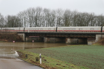 ICE Zug fährt über Brücke