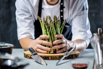 Chefkoch in der Küche mit Frischem Gemüse(Spargel)
