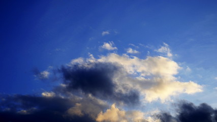 Naklejka na ściany i meble Błękitne, letnie niebo i chmury 