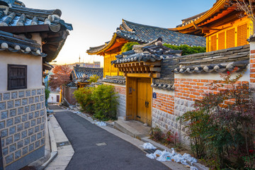 Fototapeta na wymiar Seoul city skyline with Bukchon Hanok village in South Korea