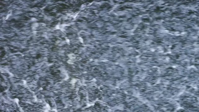 schnell flie&szlig;endes, blaues, sauberes Wasser von oben