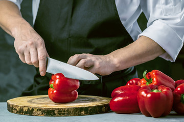 Chefkoch in der Küche mit Frischem Gemüse(Paprika)