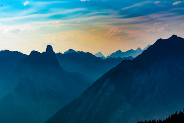 Obraz premium Rocky mountain range at sunset, Banff, Canada
