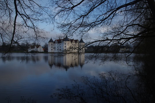 Wasserschloss Glücksburg mit Ufer
