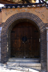Fototapeta premium low angle shot of traditional vintage wooden door