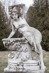 Fototapeta na wymiar statue woman of stone
