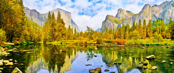 Valley View in Yosemite National Park in autumn.
