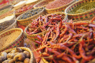 Fototapeta premium Tradycyjne przyprawy i chilli na targu w Siem Reap