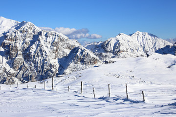 Fototapeta na wymiar Lessinia panorama with baldo mountain and Garda lake