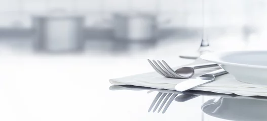 Foto op Plexiglas Besteck und Geschirr auf spiegeldem Tisch in Küche, Hintergrund, Panorama © v.poth