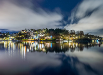 En stilla natt med spegelblankt vatten i Skurusundet med sina fina villor på stranden