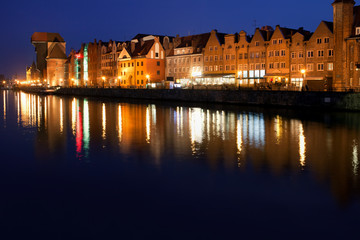 Obraz premium Panoramę Starego Miasta w Gdańsku nocą w Polsce