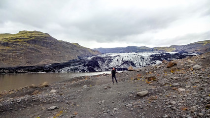 Fotografin vor isländischem Gletscher - Island