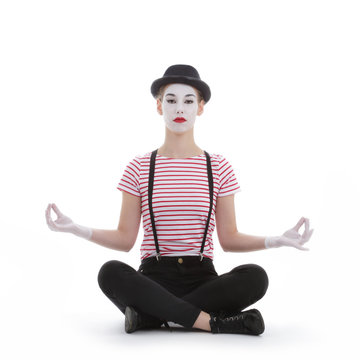 jeune fille mime maquillage blanc théâtre mimant pose lotus yoga 