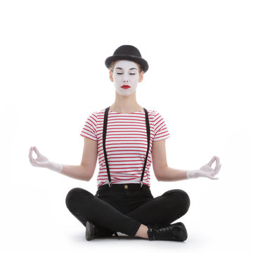 jeune fille mime maquillage blanc théâtre mimant pose lotus yoga 