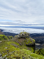 Wanderer mit atemberaubenden Blick auf Gletscher - Island
