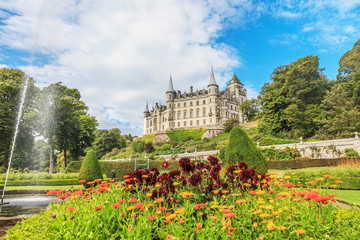 Aufnahme von Dunrobin Castle in Schottland vom Garten aus fotografiert tagsüber bei Sonnenschein im September 2014