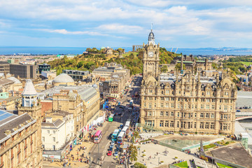 Aufnahme von Edinburgh vom Scott Denkmal mit Blick in Richtung Osten auf die Princes Street fotografiert bei Sonnenschein im September 2014