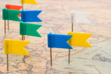 Naklejka premium closeup destination and pin on the map