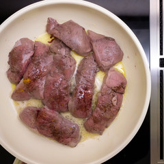 Fleisch vom Reh in einer Pfanne mit Butter